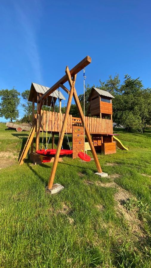 Dětské hřiště s věží a houpačkami