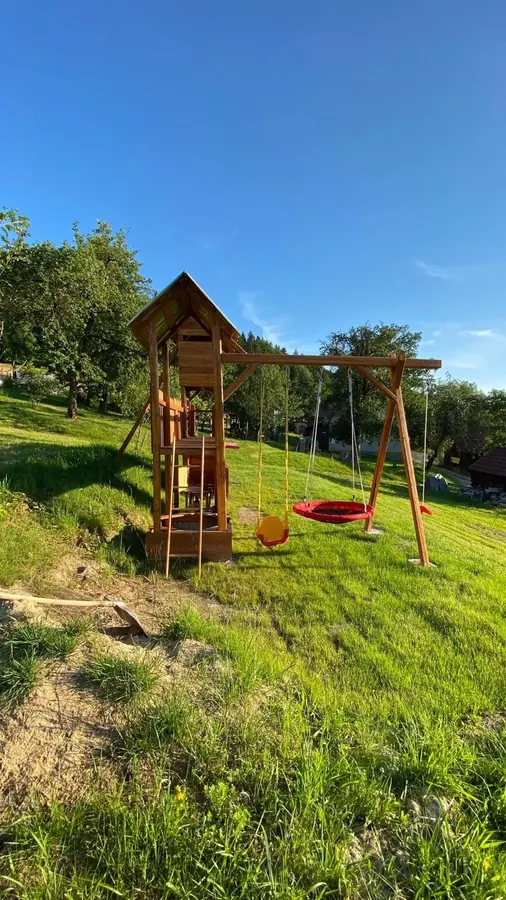 Dětské hřiště s věží a houpačkami, fotka 2