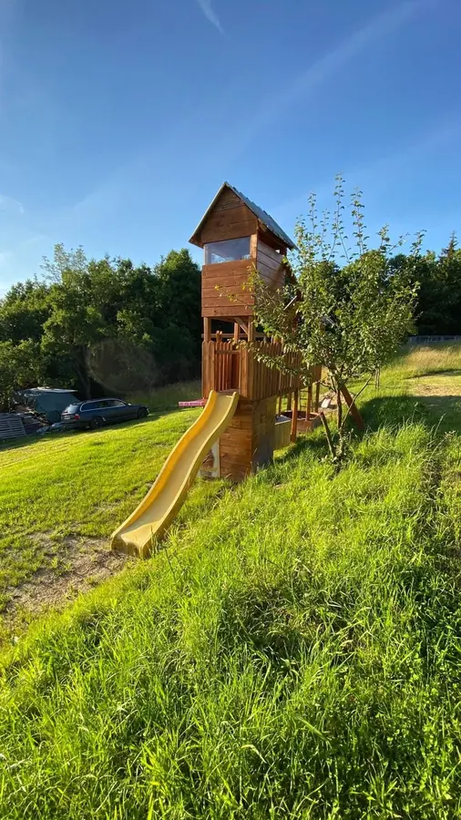 Dětské hřiště s věží a houpačkami, fotka 3