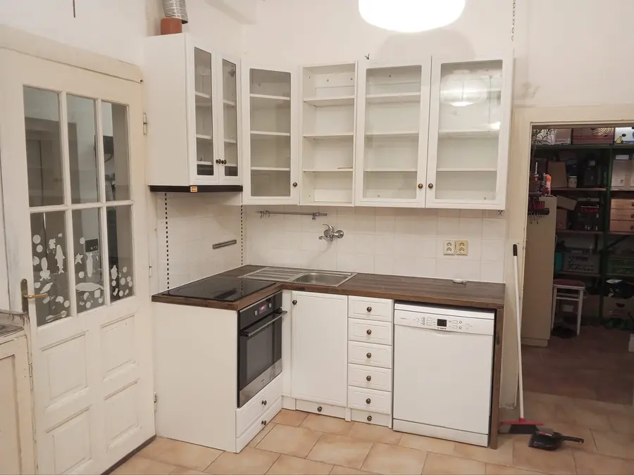 Bílá kuchyň s dřevěnou deskou