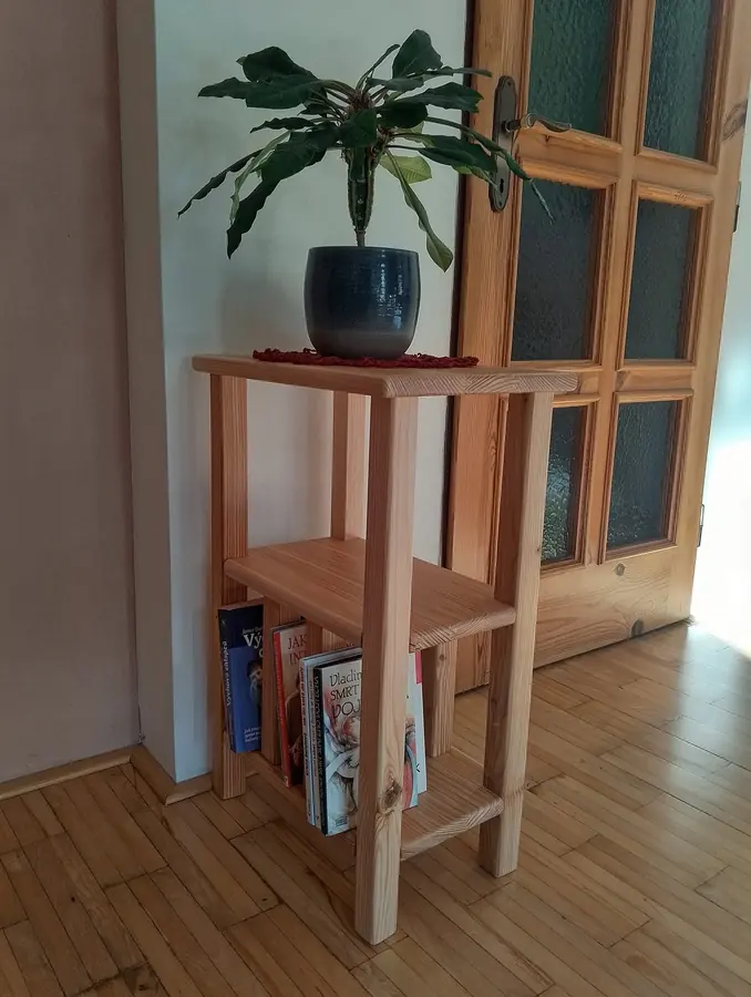 Stolek na květiny a knihy