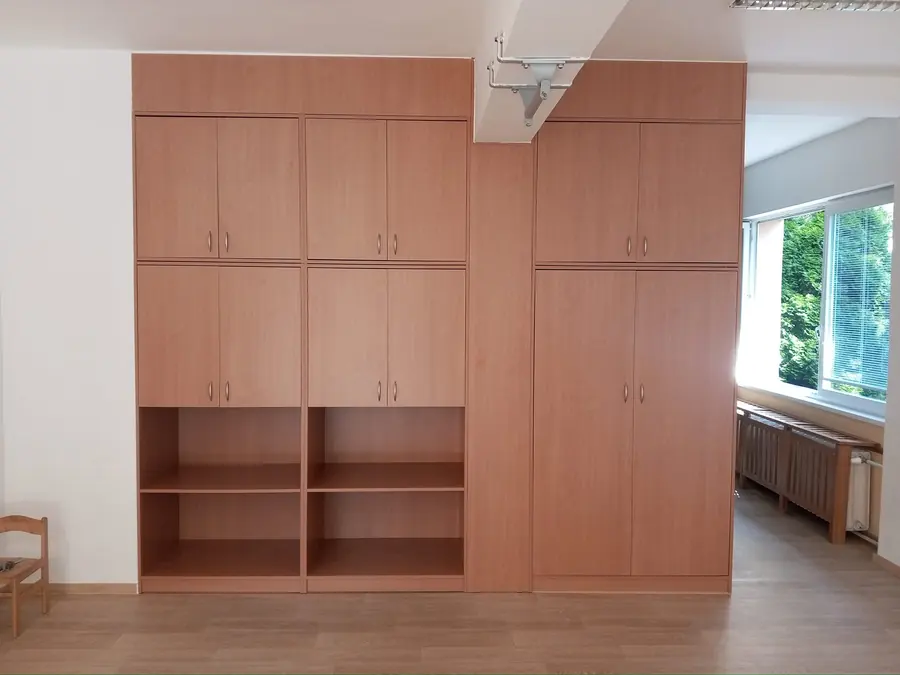 Skříňová stěna kolem trámu
